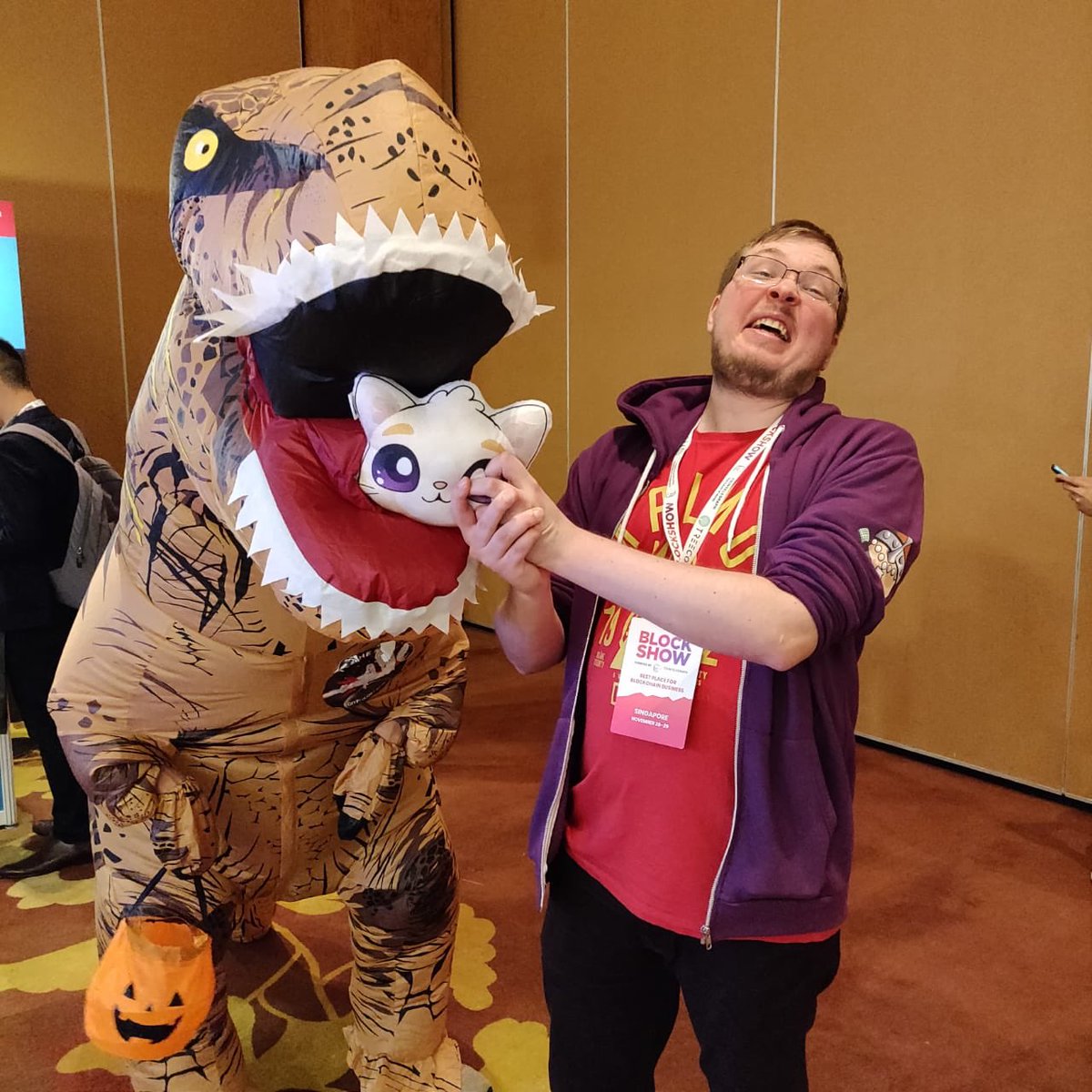 2themoon_global's tweet photo. Blockshow Asia Day 2!Catch the chance to spot our #CryptoDino and say hi to #Cryptology at booth counter E5!🎉🔥🔥
#blockshowasia #blockshow2018 #Crypto #CryptoCurrency #Bitcoin #BTC #ETH #CryptoNews https://t.co/rcwOYSP1Te