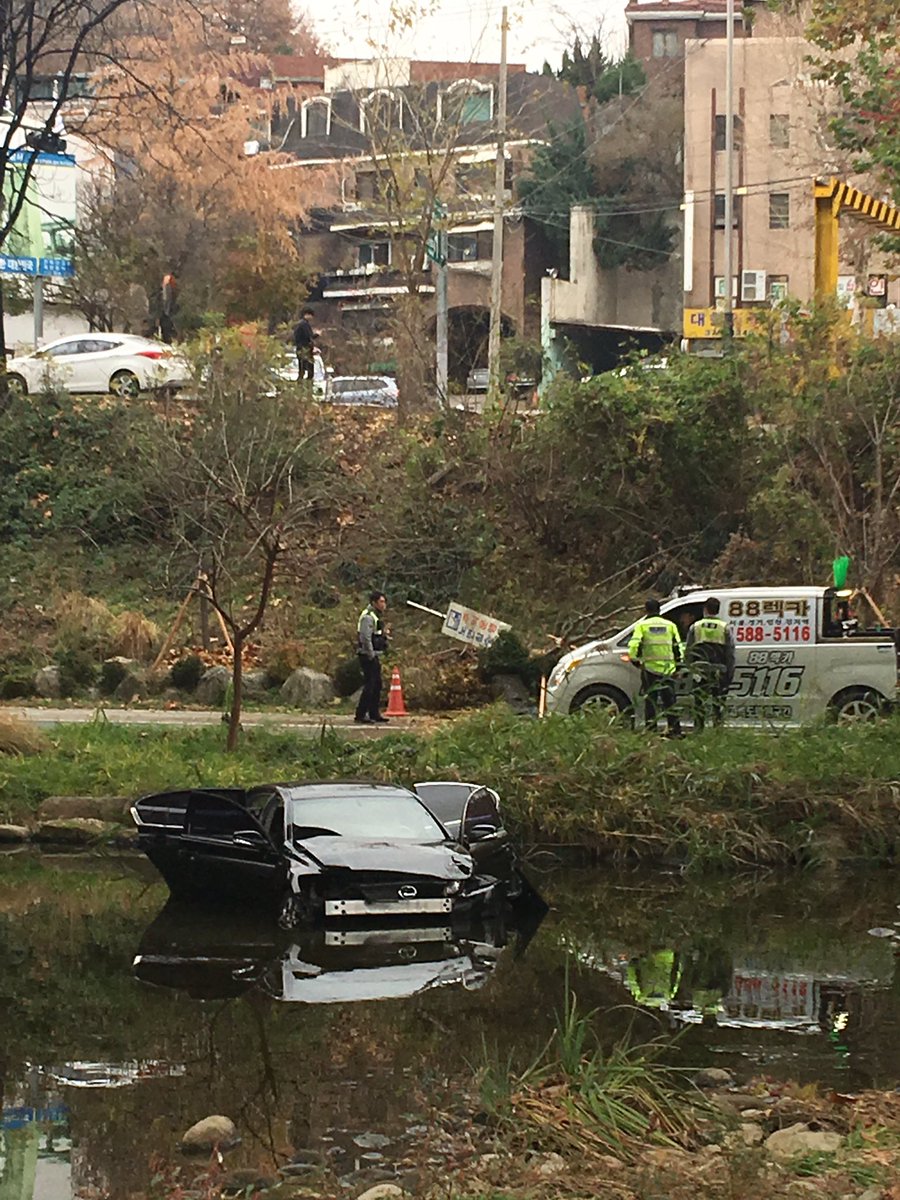 지금 #홍제천 상황-_-;;;;
보행자 다친 사람 없길;; 
맨날 저 건너편으로 지나가다가 오늘은 이쪽으로 가고 싶더라니