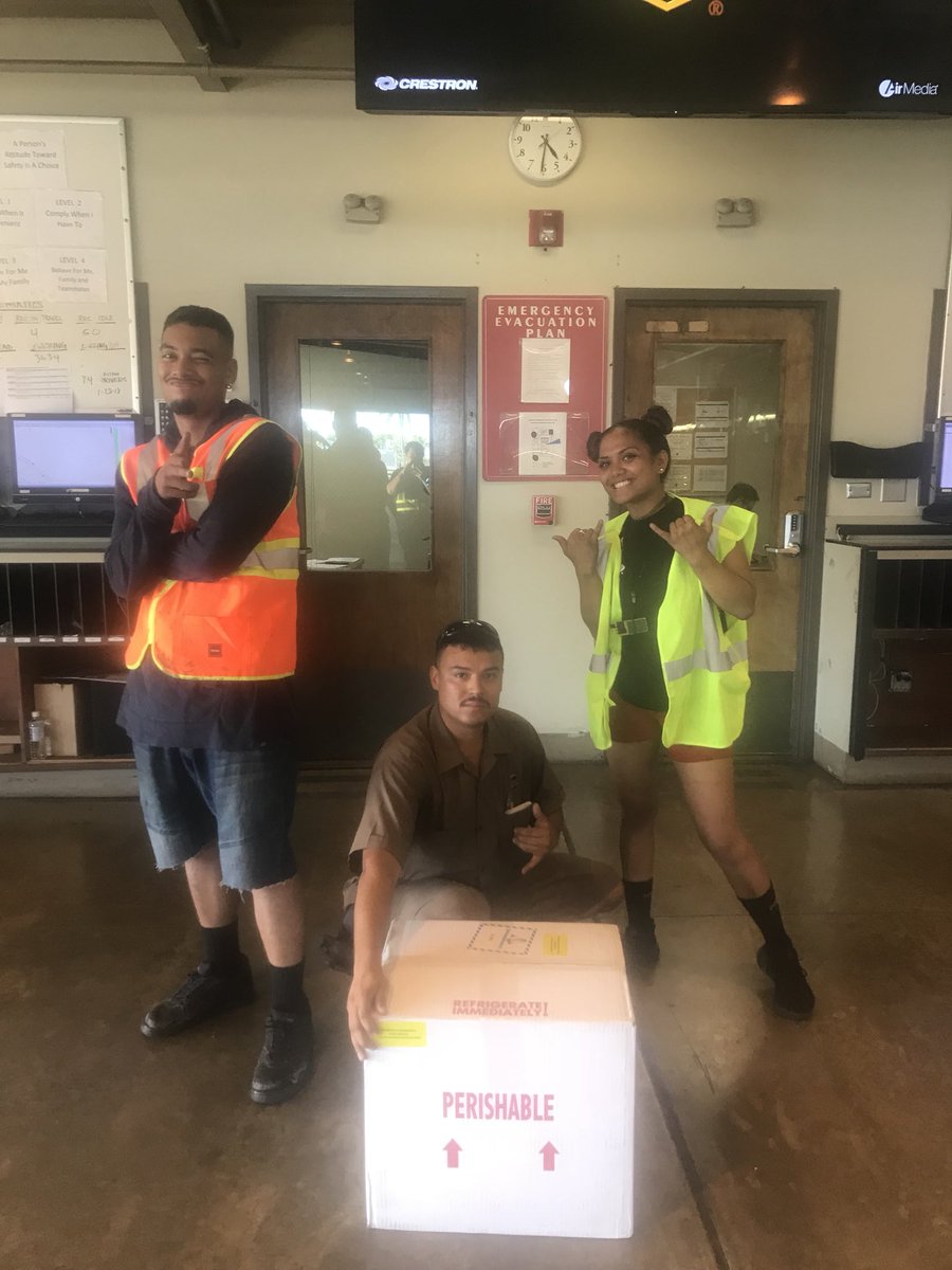 HonoluluPreload's tweet image. Shout out to preloaders Ioane and Kaiulani as well as driver Daniel for going above and beyond to get a critical health care package delivered to a customer in need! They saved a life today! Thank you team! #WeAreUPS #UPSHawaii #ServiceDriven @CarlSexton52 @dwkroll @EL_Hawaii
