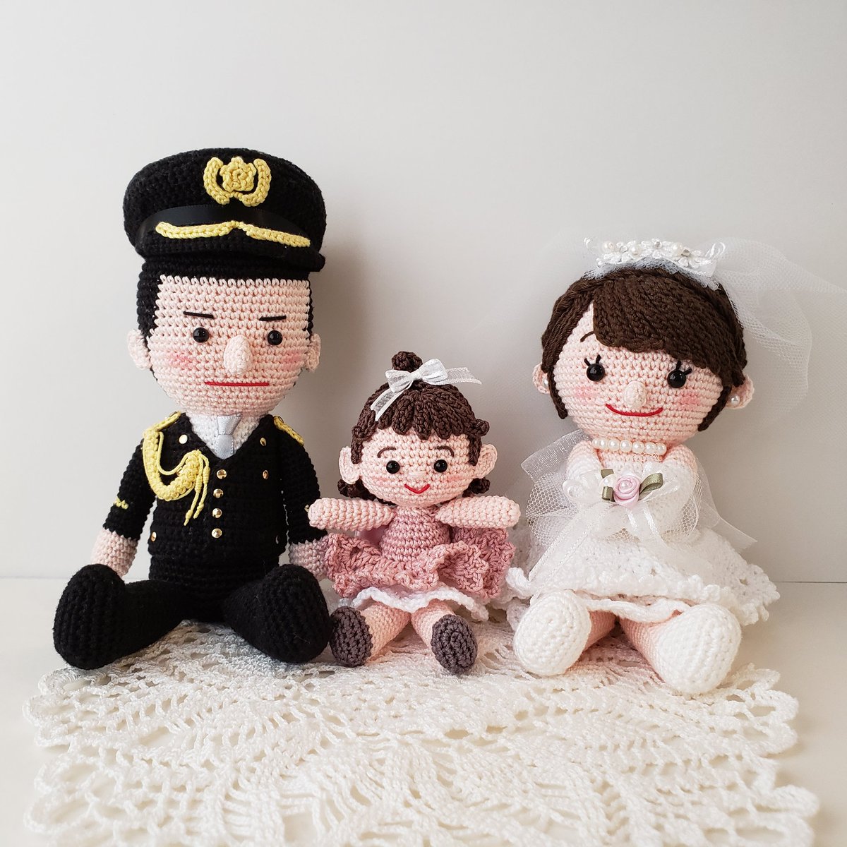 なちょ この友人には３年くらい前に結婚祝いとしてウェルカムドールをプレゼントしていて このたび娘さんも合わせて作って欲しいとのことだったので３年前の作風に合わせる形で製作 旦那さんは警察官なので礼服をおまわりさん仕様にした思い出の作品