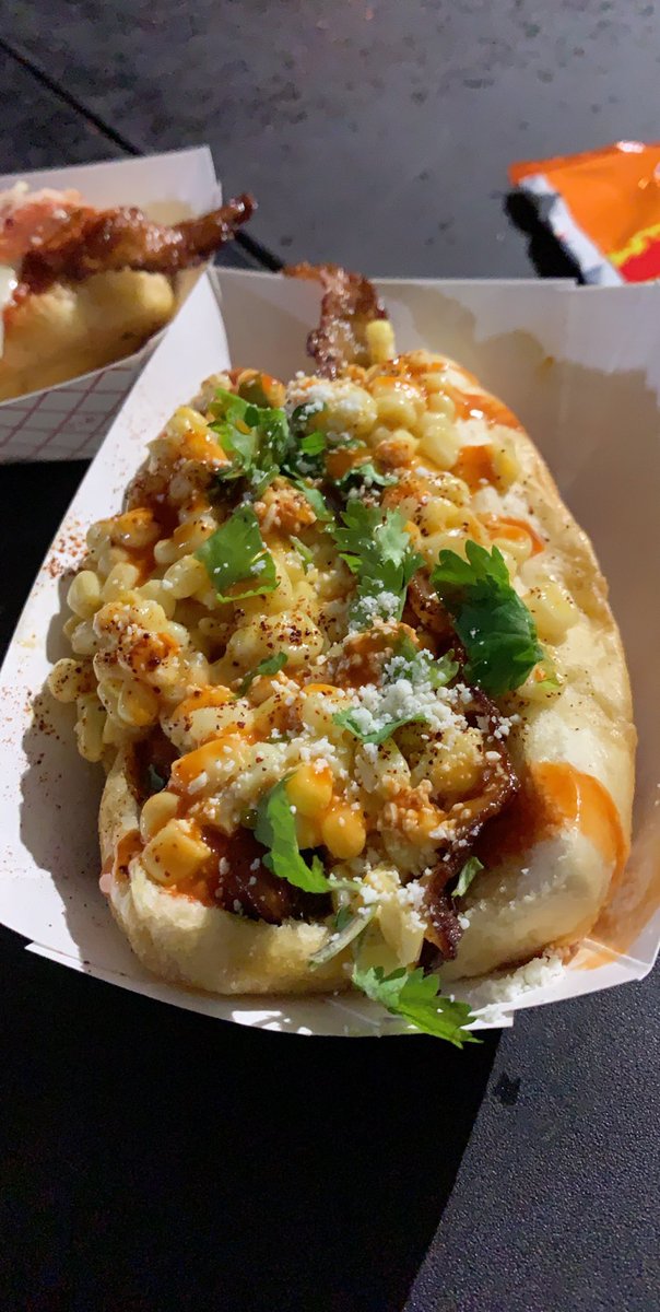 samcarmel_'s tweet photo. If you havenโt gone, you need to go! @qweeniergv ๐ #EloteDog #Qweenie https://t.co/kkAOgMK1wl