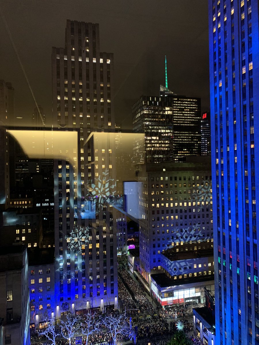 Karynne_Summars's tweet image. Merry Christmas from Rockefeller Center. May all your Christmasses be bright! #nyc #RockefellerCenterTreeLighting #ChristmasInRockefeller
