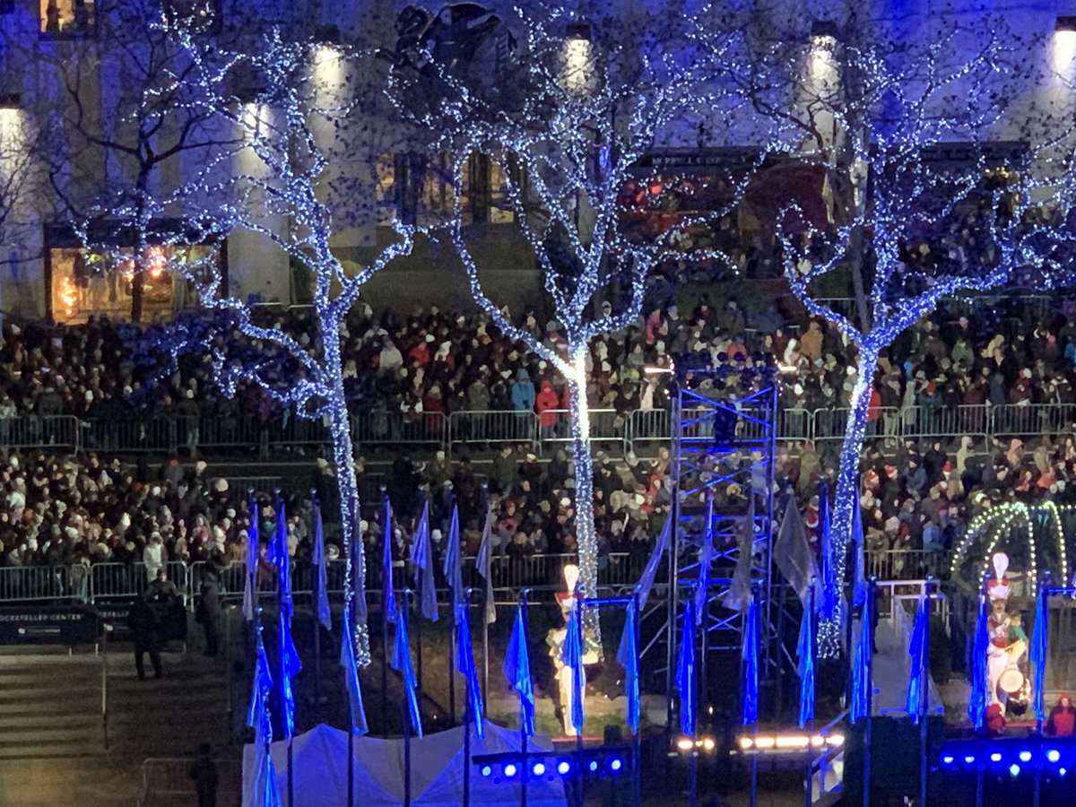 Karynne_Summars's tweet image. Merry Christmas from Rockefeller Center. May all your Christmasses be bright! #nyc #RockefellerCenterTreeLighting #ChristmasInRockefeller