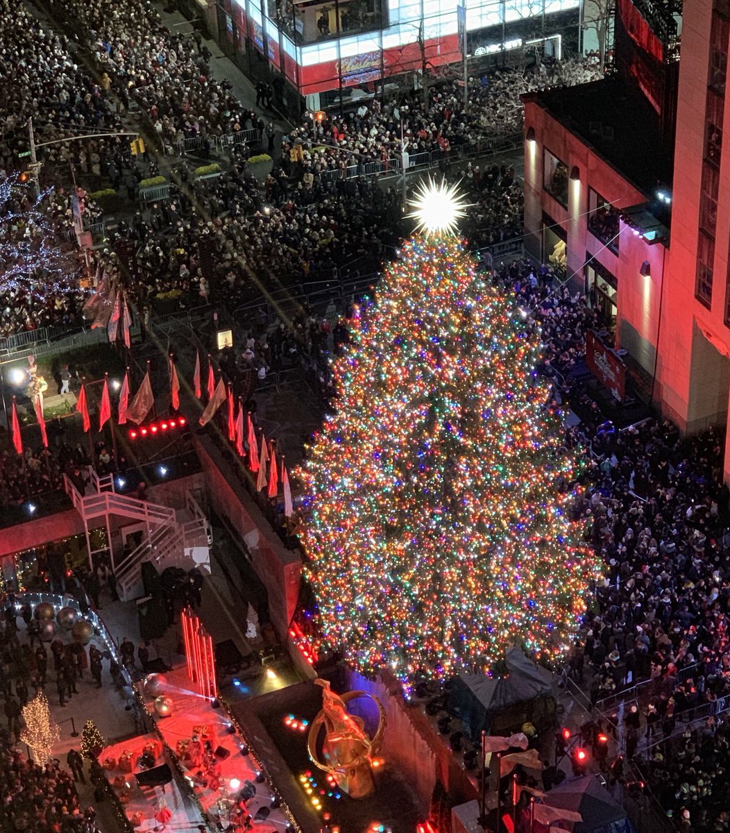 Karynne_Summars's tweet image. Merry Christmas from Rockefeller Center. May all your Christmasses be bright! #nyc #RockefellerCenterTreeLighting #ChristmasInRockefeller