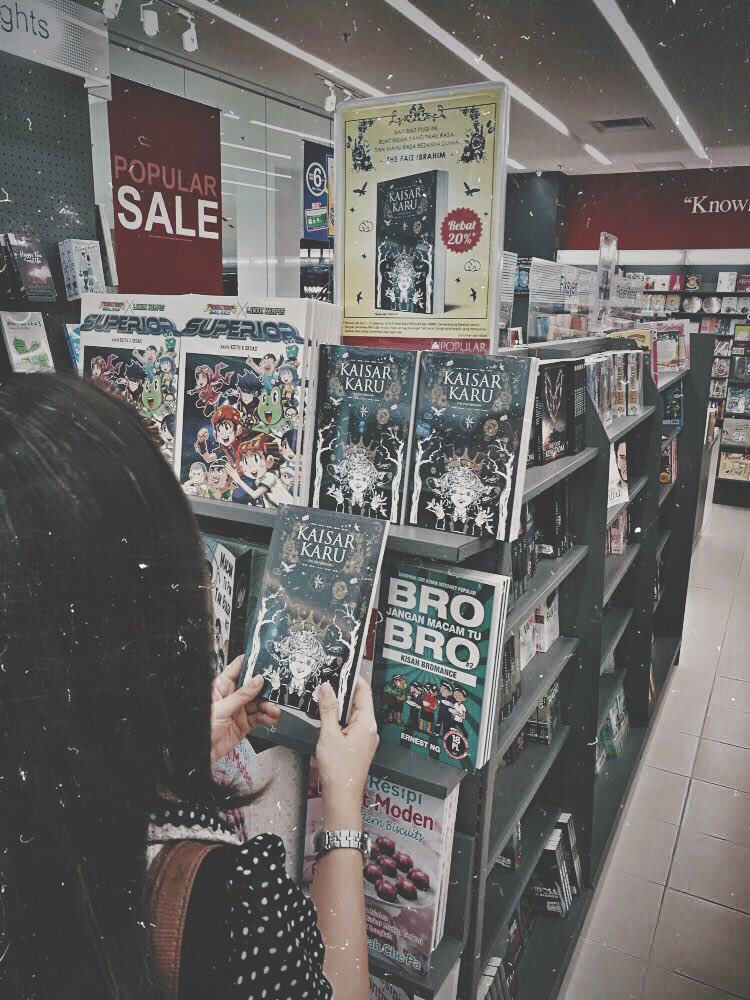 thefaizibrahim's tweet photo. Setakat ni, ramai yang tak jadi nak overthinking dan heartbroken, lepas baca buku #KaisarKaru ni. 🤩

Alhamdulillah saya dapat berita yang #KaisarKaru dah ada di seluruh Malaysia di cawangan :

- MPH Bookstores
- Popular Bookstores
- Kinokuniya Bookstore
- Borders Bookstores https://t.co/uqV8Dz3VHe