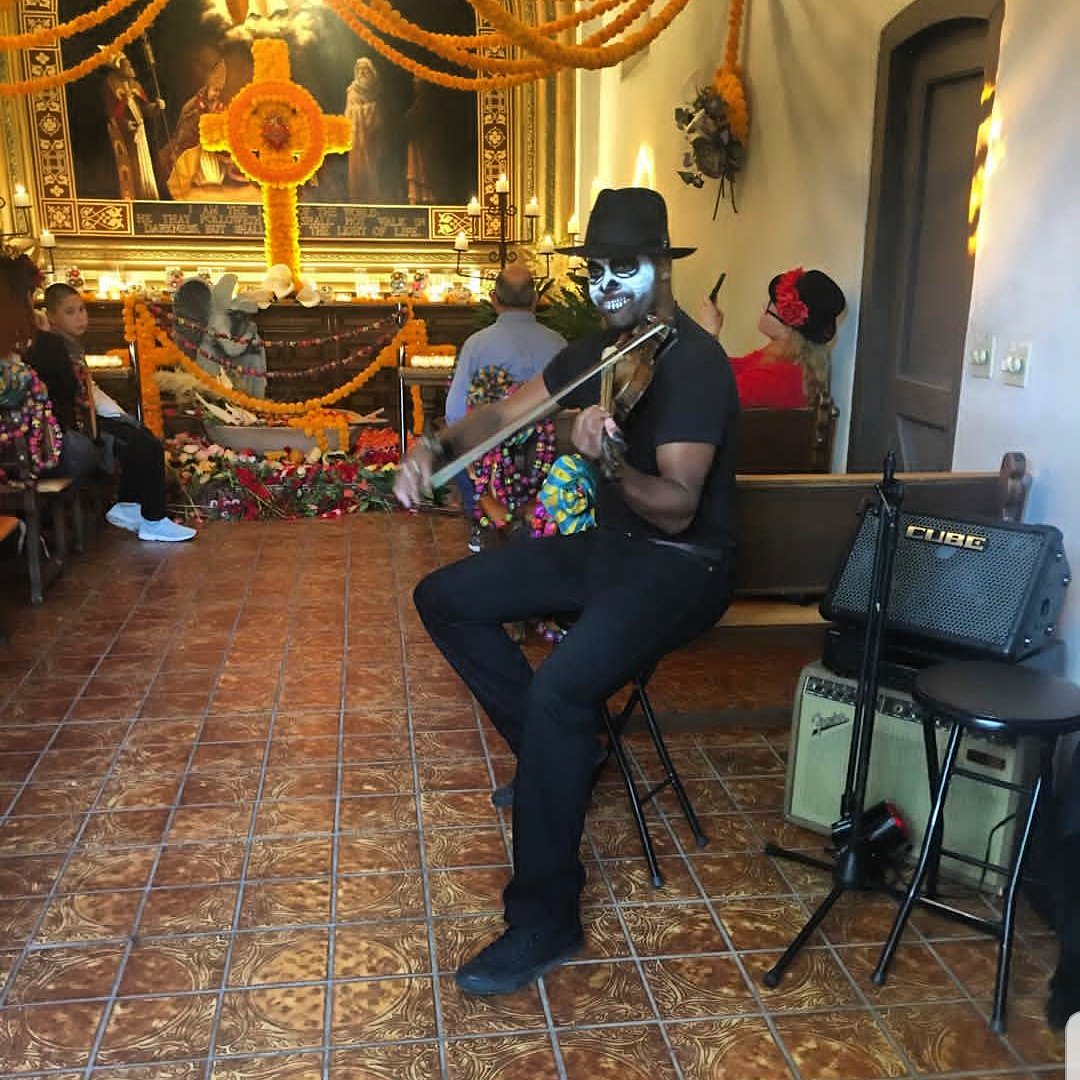 Violinist_JLevy's tweet photo. Throwback from #diadelosmuertos in Sedona #tbt #violin #musician #livemusic #events https://t.co/Esi3Gx5OdX
