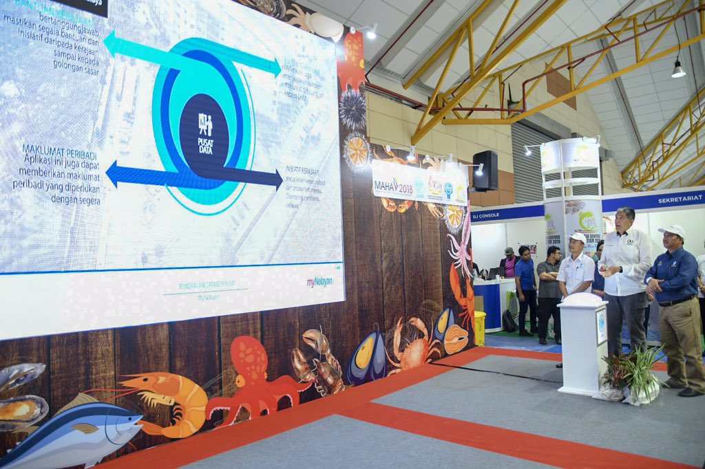 LKIM_Malaysia's tweet photo. Majlis Pelancaran Aplikasi MyNelayan &amp; lawatan YBhg. Dato’ KSU MOA bertempat di Pavillion Myse hall A Maeps @MAHA2018my 
#MAHA2018
#MySE2018
#OurFoodOurFuture 
#RevolusionerIndustriPerikanan
#NelayanHeroKami 
#MOA
#LKIM https://t.co/mNOxGFtF6y