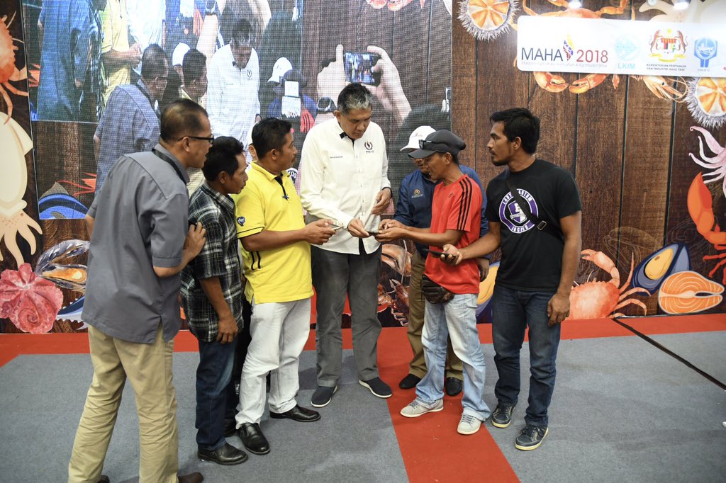 LKIM_Malaysia's tweet photo. Majlis Pelancaran Aplikasi MyNelayan &amp; lawatan YBhg. Dato’ KSU MOA bertempat di Pavillion Myse hall A Maeps @MAHA2018my 
#MAHA2018
#MySE2018
#OurFoodOurFuture 
#RevolusionerIndustriPerikanan
#NelayanHeroKami 
#MOA
#LKIM https://t.co/mNOxGFtF6y