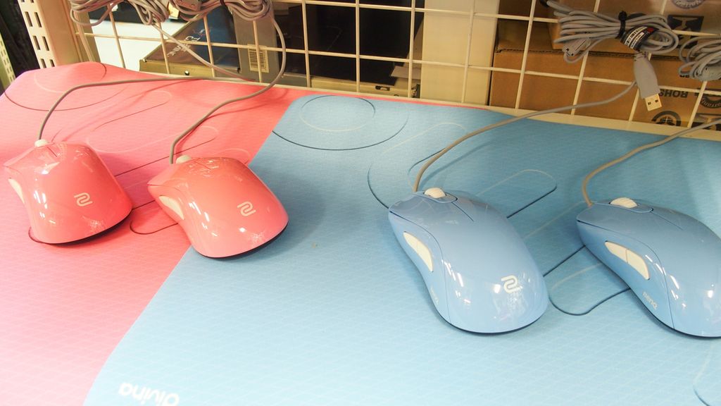 パソコンショップアーク Zowieのキュートなピンク 水色カラーのdivinaシリーズ予約スタートしました 店頭ではcs Goでマウスのお試しが出来ますので是非触ってみて下さい マウスとマウスパッドで色が違う物をチョイスしてもカワイイですね Divina