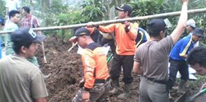 MMuncullagi's tweet photo. @bowo_sw @acm_edy
Banser Tanggap Bencana (BAGANA) terciduk lagi. Bersama warga setempat, Banser membantu memperbaiki jalan karena longsor di desa Kalikesur Kecamatan Kedung Banteng Kabupaten Banyumas
#BanserTanggapBencana https://t.co/3R2NzBAPiC