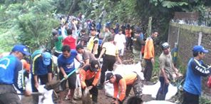 MMuncullagi's tweet photo. @bowo_sw @acm_edy
Banser Tanggap Bencana (BAGANA) terciduk lagi. Bersama warga setempat, Banser membantu memperbaiki jalan karena longsor di desa Kalikesur Kecamatan Kedung Banteng Kabupaten Banyumas
#BanserTanggapBencana https://t.co/3R2NzBAPiC