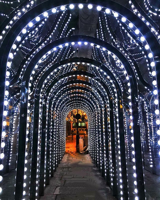 binnyshahpatel's tweet photo. The Infinity Chamber @coventgardenldn 😍⠀
⠀⠀⠀
#prettylittlelondon #prettycitylondon #visitlondon #infinitychamber #coventgardenchristmas #coventgarden#christmaslights #christmaslightsinLondon #christmas #christmaslondon #festiveseason  #uk_shooter… https://t.co/BGAuRziVm6 https://t.co/vJribtkAfO