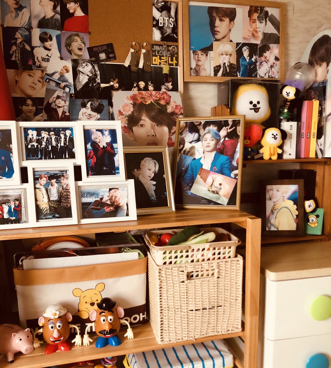 jmnchaaann's tweet image. 遊びに来る度カモフラージュ出来てないよ？
と言われる問題の子供部屋。。
上手く隠せてると思ってる私は馬鹿ですか…

写真増えたので一部公開💜
#armyRTしてくれた方フォローします
#ARMYさんと繋がりたい
#大人ARMY #BTS #ヌナarmy