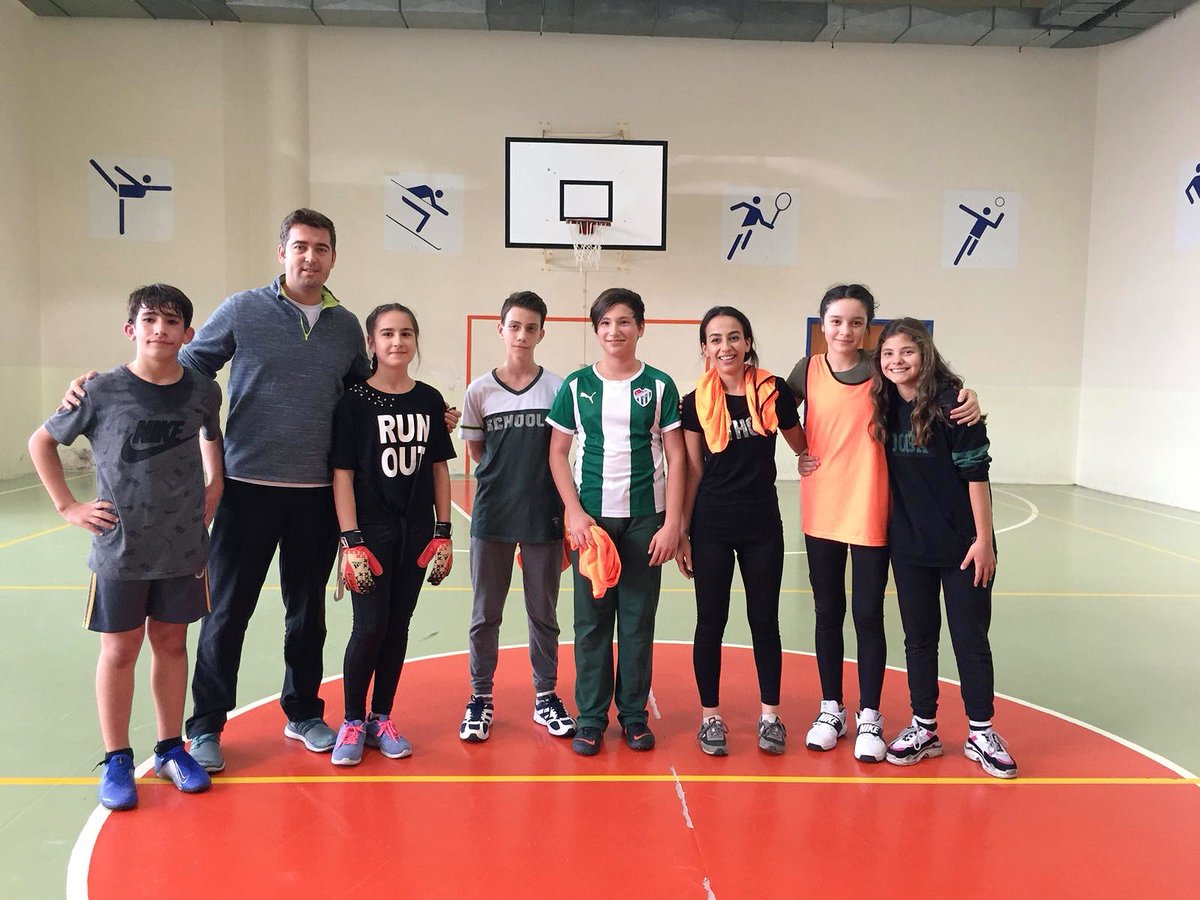 bbbpoj09's tweet photo. Teacher; sometimes a football player, sometimes a cheerleader and sometimes a little kid. The key is to do all of it with love. #HamitlerDoga #learnenglishwithdogaschools #dowithlove @GuldemG @SuniyeK @Fatihy26 @tbmumcu @DogaAcademy https://t.co/c054bWTNhr