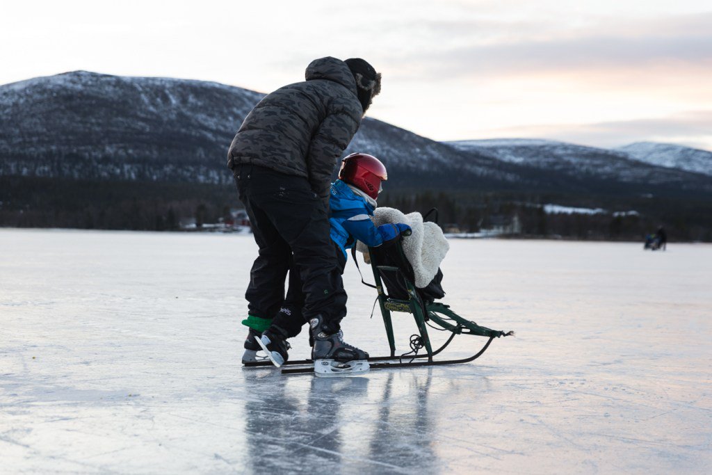 Eriks första skridskotur explorealittlemore.se/eriks-forsta-s…
