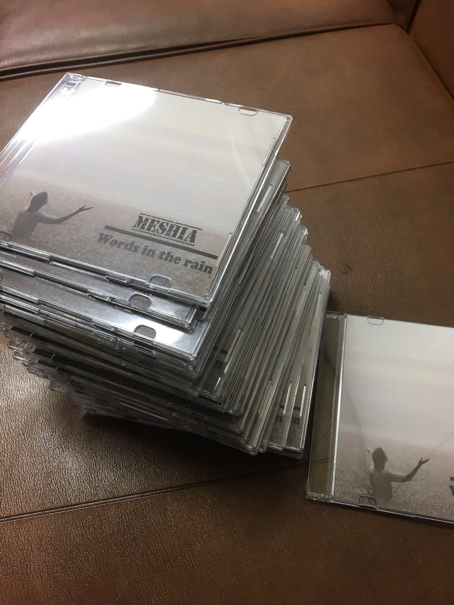 mmmeshia's tweet photo. 初めてこうやって形に残せて、すごく胸がいっぱいです。
素人の作詞作曲、歌。

正直言うとこんな寒い事無いって思うんです。

それでも音楽が好きで作ってみたい、出来れば聴いて貰いたいっていう願望があったり…

50枚配布終了しましたm(__)m

みなさん、サポートしてくれたとまさんありがとー(T-T) https://t.co/1HGNKq1x5K