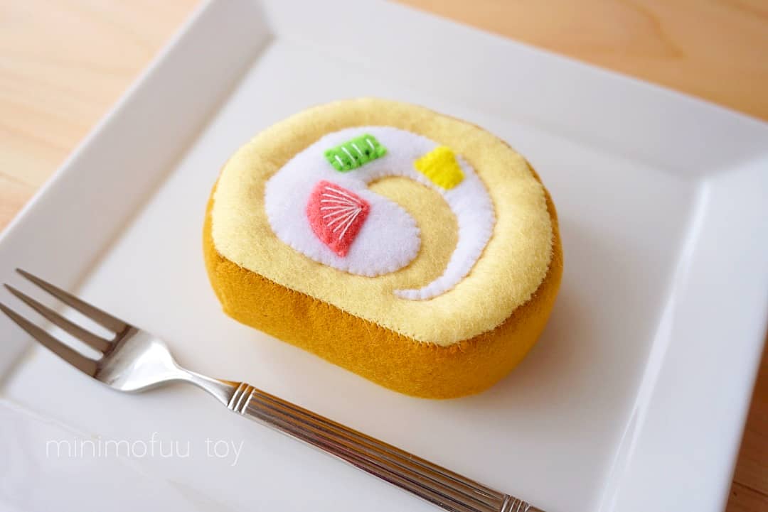 Minimofuu Toy フルーツロールケーキ おやつに食べたい ๑ ڡ ๑ ハンドメイド好きさんとつながりたい フェルト 手芸 スイーツ