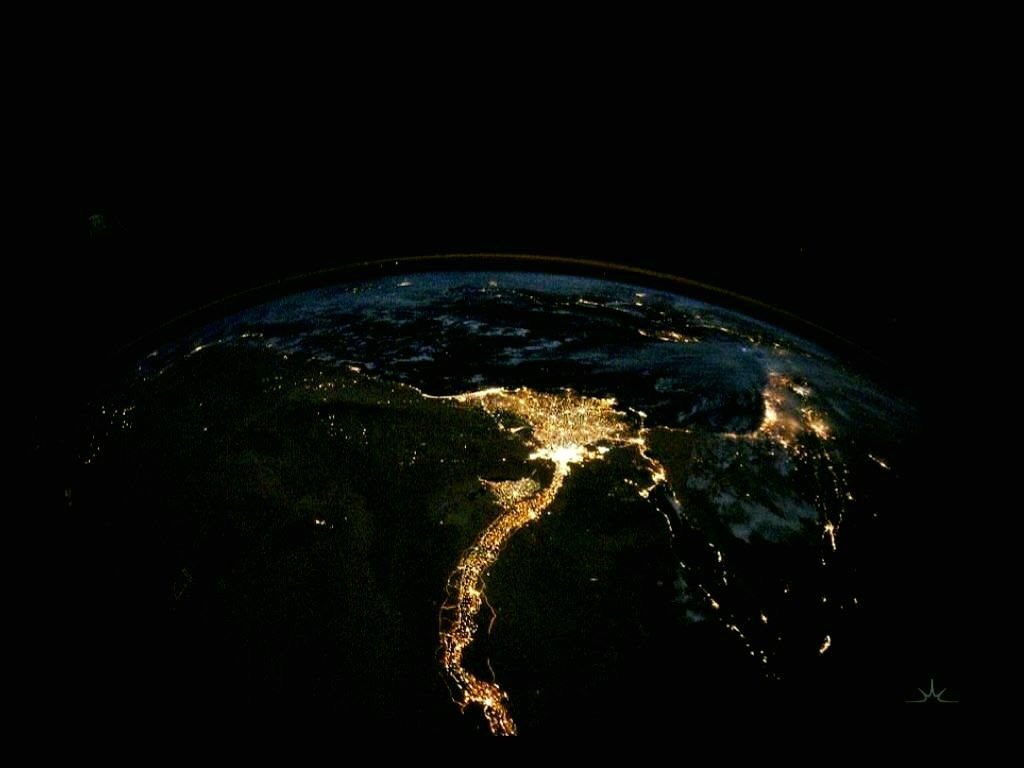フィフィ على تويتر 宇宙から見た夜のエジプト 長く伸びたナイル川に沿って人々の営みがあるのが見てとれる画像 Egypt