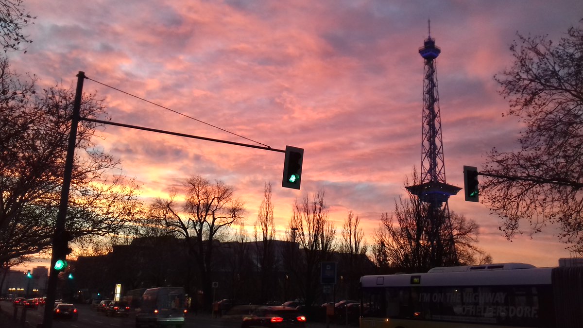 apiperbln's tweet photo. Da lohnt sich doch die Frühschicht! #schönsterfunkturmderwelt @rbb24 https://t.co/zPk61ACg8M