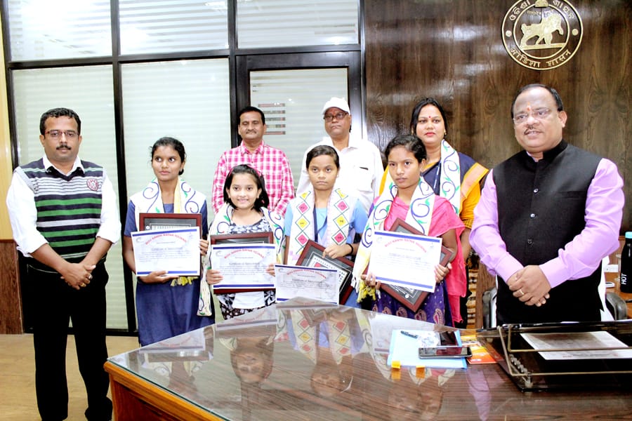 angul_dm's tweet photo. 5 girl children who have achieved extraordinary success in various fields have been felicitated by the COLLECTOR under Biju Kanya Ratna Yojana for overall development of girl children. https://t.co/ltGbwwQLxQ