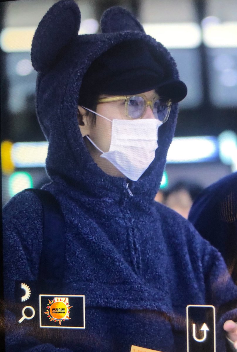 Sunlight2408's tweet photo. 플뷰 181129 출국 #예성 #슈퍼주니어 #Yesung #SUPERJUNIOR https://t.co/Q797xRrUDg