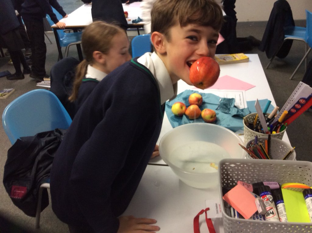 Classof206tLTPA's tweet photo. Dingo Dollar 4: Fractions @imacelebrity @DunhamTrust #ltpanumeracy Bobbing for apples to find and solve the fractions based problems! https://t.co/1oI5VmtYbk