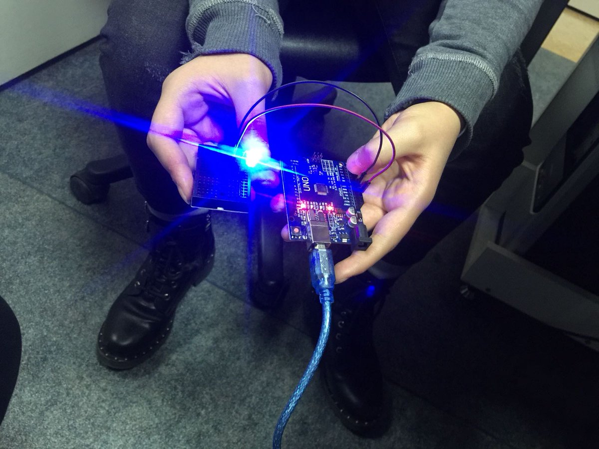 BKDiyarbakir's tweet image. 6. sınıf öğrencilerimizle Robotik&Kodlama dersimizde interaktif nesneler geliştirmek için kullandığımız Arduino setlerimizle ledlerimizi yakmaya basladık.
#codingBK 
@BHevsel 
@Bahcesehir_vadi 
#heranımdabahçeşehir