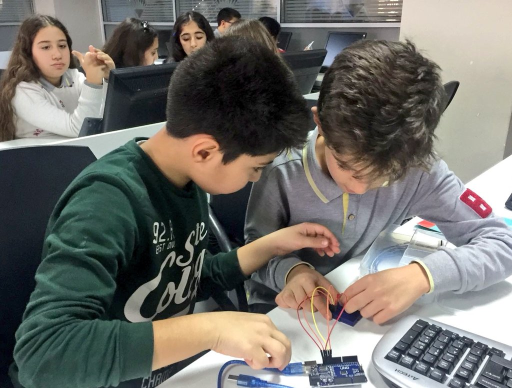 BKDiyarbakir's tweet image. 6. sınıf öğrencilerimizle Robotik&Kodlama dersimizde interaktif nesneler geliştirmek için kullandığımız Arduino setlerimizle ledlerimizi yakmaya basladık.
#codingBK 
@BHevsel 
@Bahcesehir_vadi 
#heranımdabahçeşehir