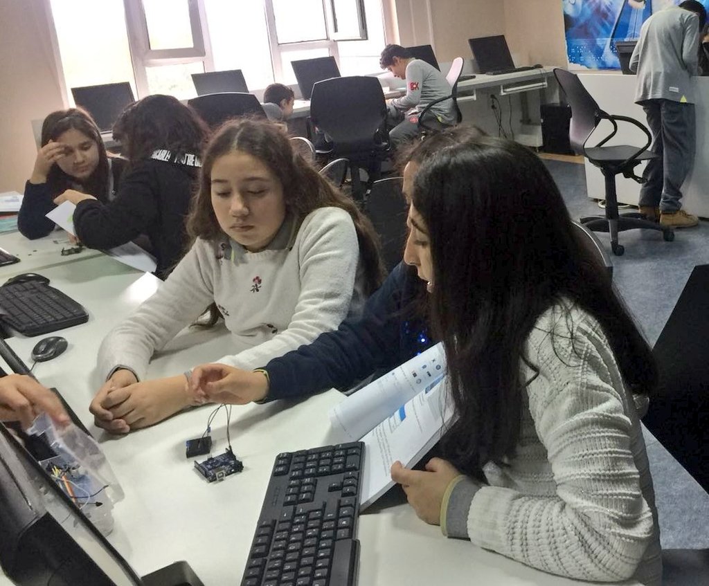 BKDiyarbakir's tweet image. 6. sınıf öğrencilerimizle Robotik&Kodlama dersimizde interaktif nesneler geliştirmek için kullandığımız Arduino setlerimizle ledlerimizi yakmaya basladık.
#codingBK 
@BHevsel 
@Bahcesehir_vadi 
#heranımdabahçeşehir