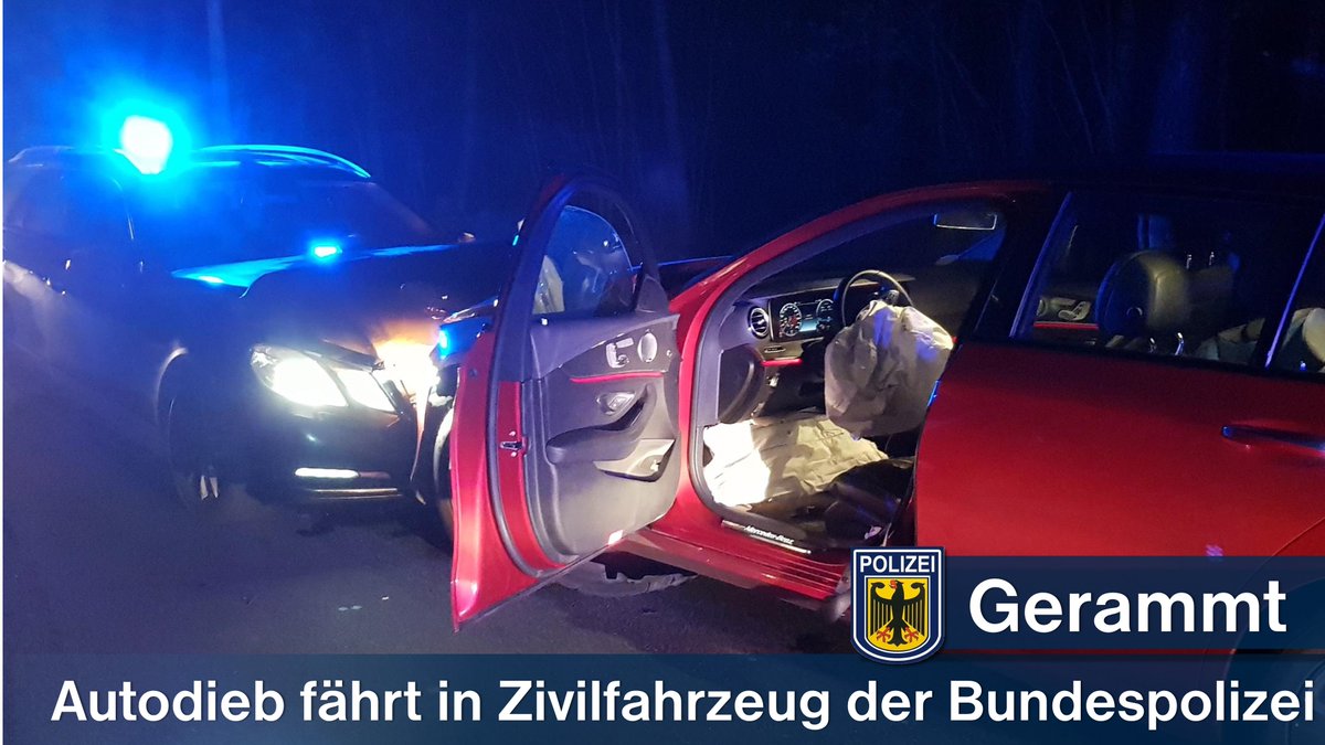 bpol_pir's tweet photo. #3um3 #Sachsen
Heute Morgen wollte sich ein 27J in einem gestohlenen Mercedes auf der B115 bei #Tschernitz nicht anhalten lassen & rammte unser #bpol-Fahrzeug. #Festnahme Fahrer, 1 Kollege verletzt.
https://t.co/k11LMwebOZ
@PolizeiBB hat diesen & weiteren Autodiebstahl übernommen https://t.co/m8w4MRCHK2