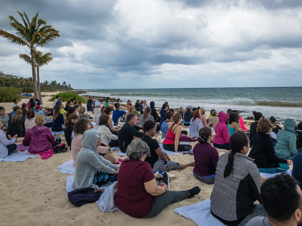 cala's tweet photo. “Meditar es hacer callar los pensamientos y conectarnos con lo más profundo de nuestro yo”. Comenzamos cada mañana aprovechando los primeros rayos del sol para conectar con la naturaleza que nos rodea haciendo el ejercicio de la meditación a orilla de la playa.
#ECYA2018 https://t.co/D6FiyC4rmP