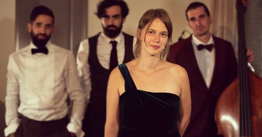 InfoGroupe's tweet image. Cette année le groupe Emmet Brown Quartet s’agrandit avec la chanteuse Jeanne Roussin. Ensemble ils explorent le répertoire de standards qu’ils continuent d’arranger et ajoutent parfois quelques mots en français. info-groupe.com/emmetbrownquar… #emmetbrownquartet #chanteuse