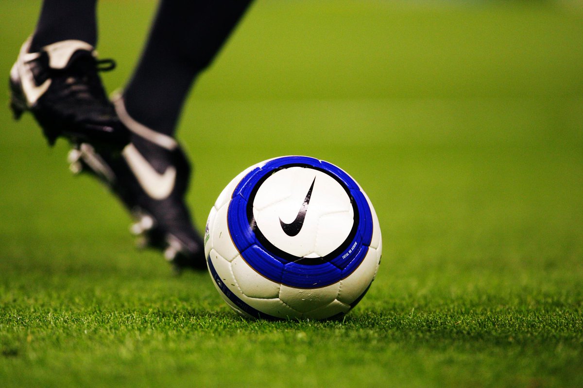 premierleague's tweet photo. Who is the first #PL player you think of when you see this ball?

#TBT https://t.co/LoQSZpBtAg
