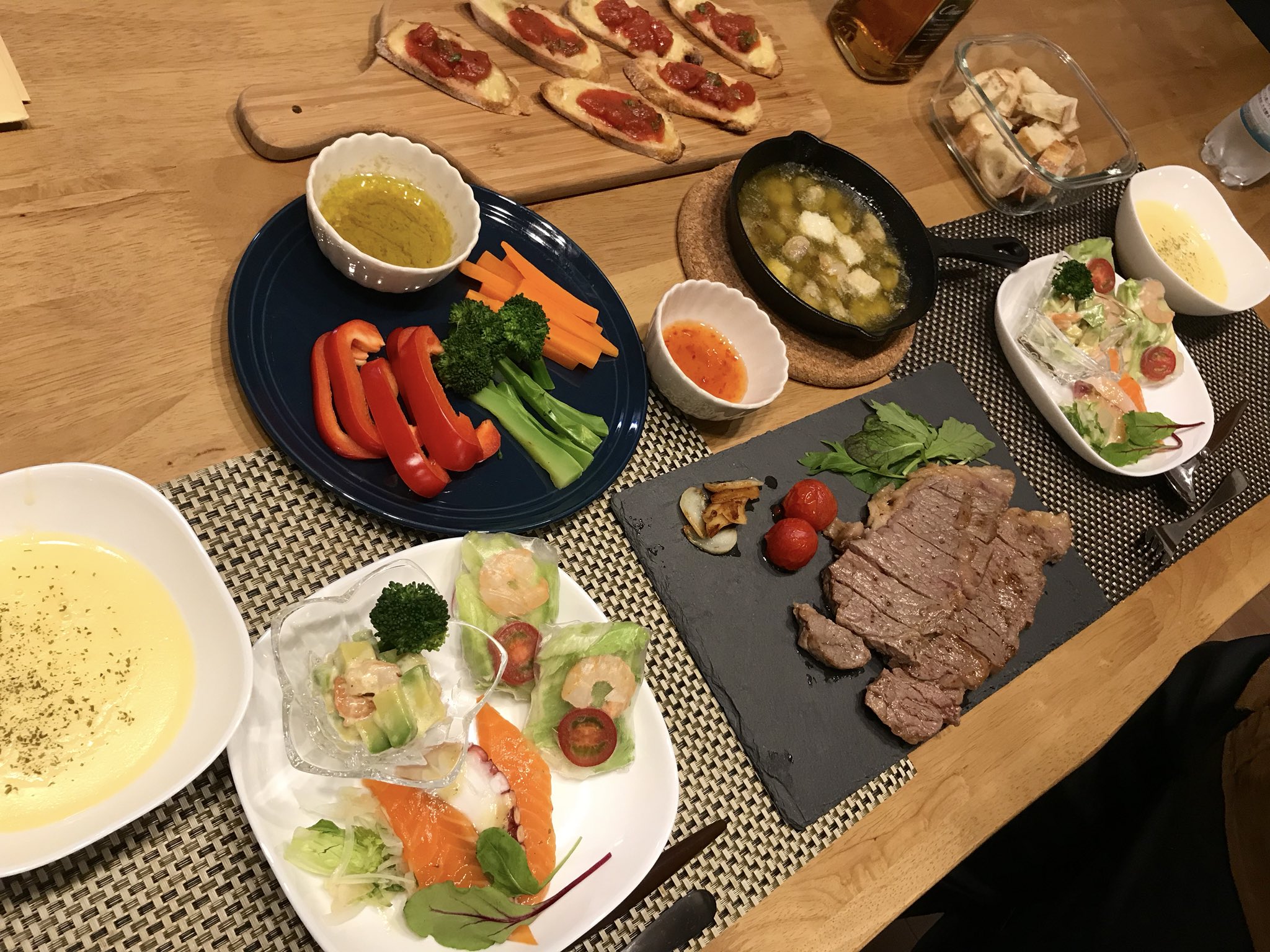 あみ 旦那のお誕生日祝いは お家で手作りディナーにした 妊婦は食べるものにも制限あるし お店の人にも気を遣わせてしまうし 何より出かけるのしんどい 笑 お肉を奮発して買って すごい量でお腹パンパンなった ๑ ๑ T Co Uc7wjv1ffz