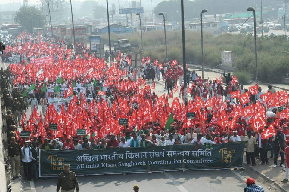 tncpim's tweet photo. Kisans from different parts of the country have started marching from four corners of Delhi as part of #KisanMuktiMarch. They will demand special session of Parliament tomorrow. #NationForFormers #DilliChalo #AIKS #AIAWU https://t.co/GT9jrcLAhp
