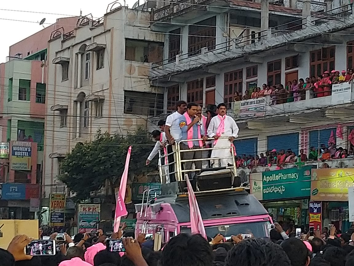 mkrkkpmla's tweet photo. కూకట్ పల్లి నియోజకవర్గ ఎన్నికల ప్రచారంలో భాగంగా శ్రీ కె.టీ.ఆర్ గారు, టీ.ఆర్.ఎస్ పార్టీ ఎమ్మెల్యే అభ్యర్థి శ్రీ మాధవరం కృష్ణారావు గారు రోడ్ షో కార్యక్రమం. పాల్గొన్నా రాష్ట్ర ప్రధాన కార్యదర్శి బండి రమేష్ గారు, మేయర్  బొంతు రామ్మోహన్ గారు.
@trspartyonline @KTRTRS @bonthurammohan https://t.co/RlCbpxStw7