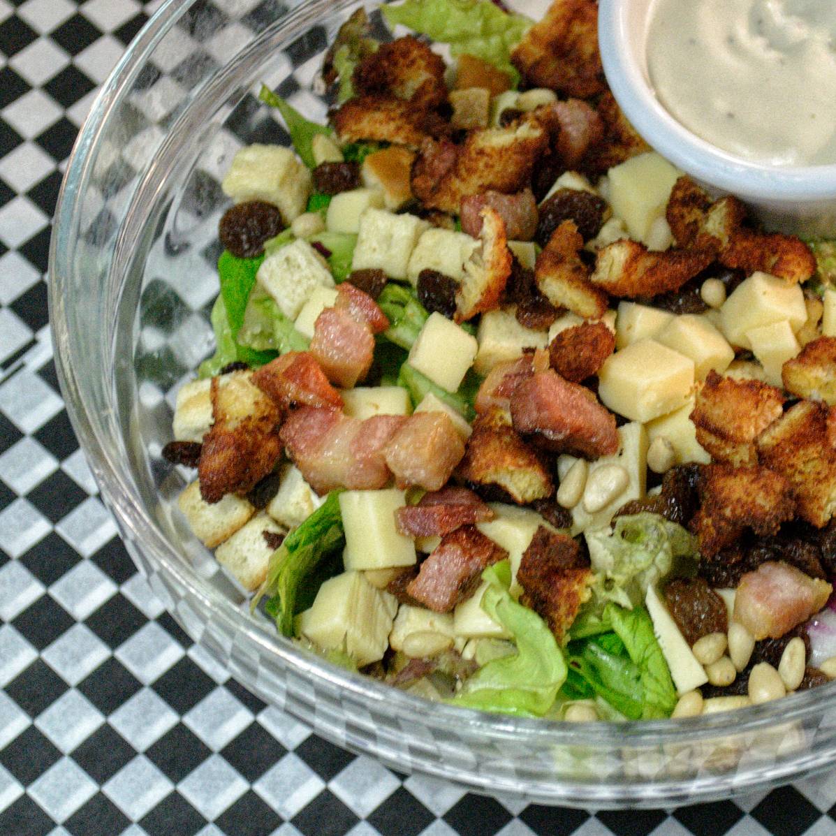 Fresh &amp; Local. Amanides! 
La Cèsar cruixent 💥 #Gironafood #aRoses #elquevulguisquanvulguis