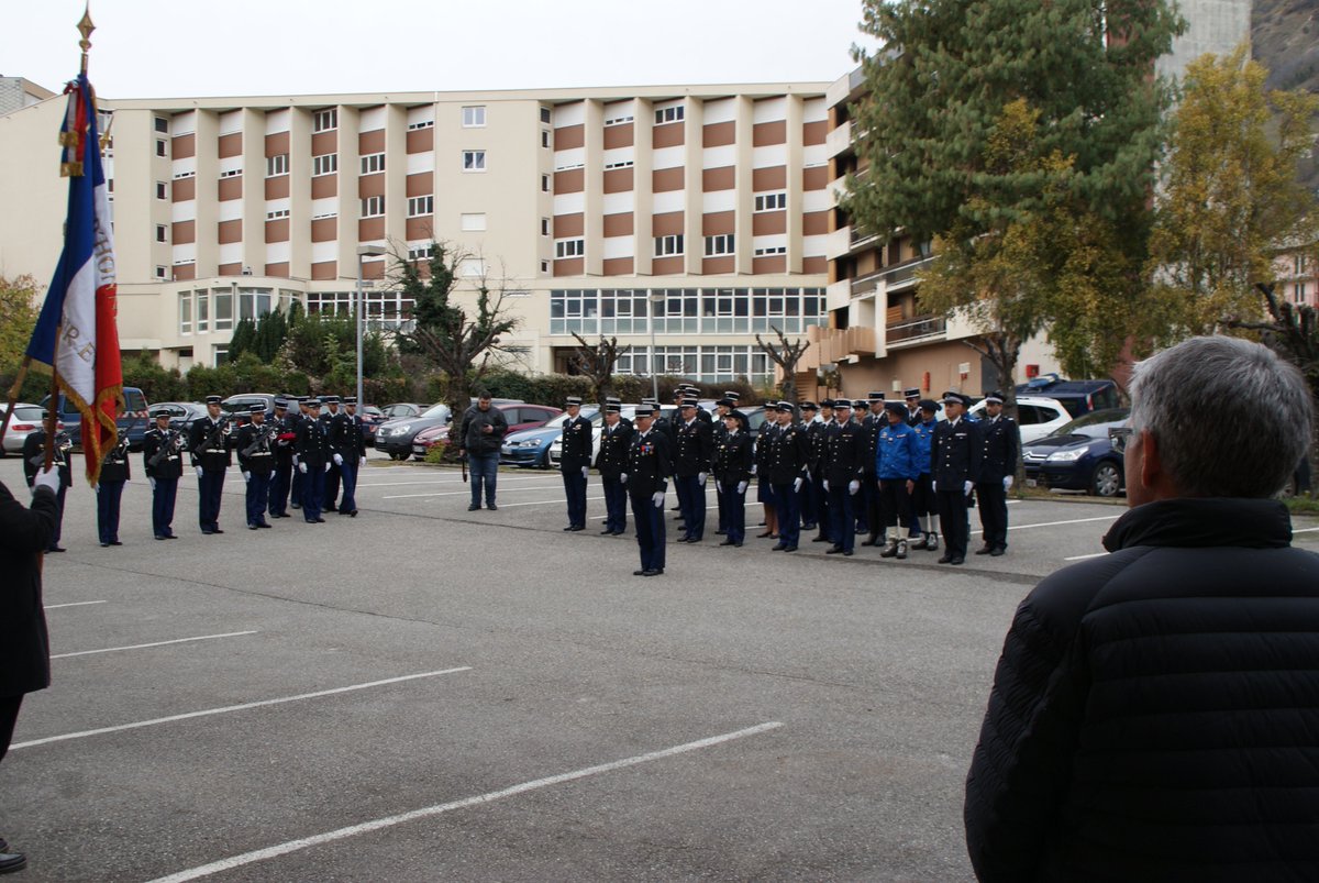 Cérémonie de remise de médailles à l'occasion de la Sainte-Geneviève à la #gendarmerie de Saint-Jean-de-Maurienne.