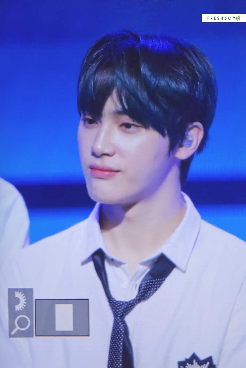 FreshBoy990309's tweet photo. 181129 ONE &amp; ONLY 'No Air' 쇼케이스 
#더보이즈 #주학년 https://t.co/2mUQgn6Ayj