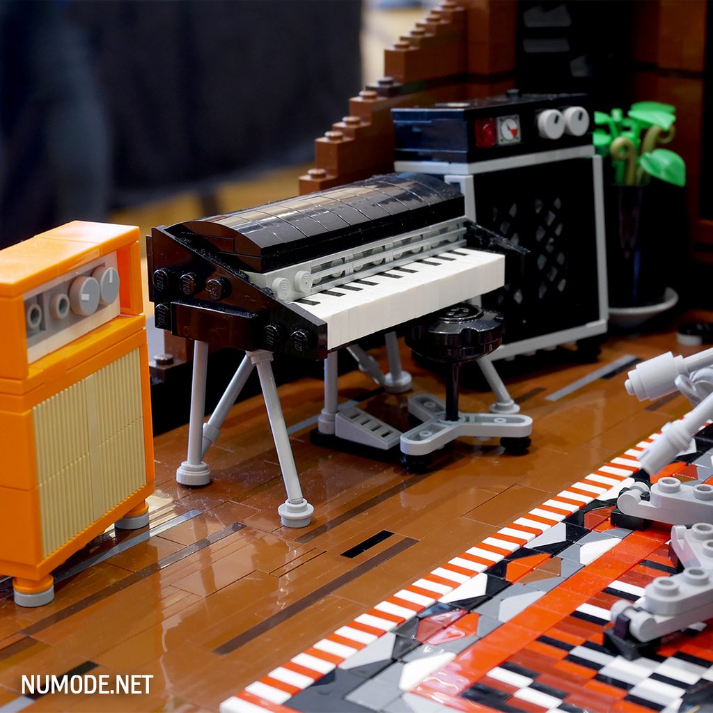 🚪Riders on the storm. #thedoors #lego #recordingstudio #tonstudio #moc #audio #recording #studio #drums #microphones #ton #audiophile #analogue #studiolife #music #legoist #1980 

#fenderrhodes @fender #electric #organ <a href="/OrangeAmps/">Orangeamps</a>