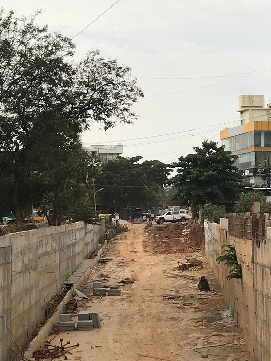 krishnabgowda's tweet photo. Update on Kodigehalli Underpass :

1. Concrete Bedding work is in progress on both sides of Ward-8 and Ward-9

2. Side walls are complete from  Thindlu side

3. Demolition of houses to widen the service road work has started, the residents have been given their compensation. https://t.co/8YBKY6mncW