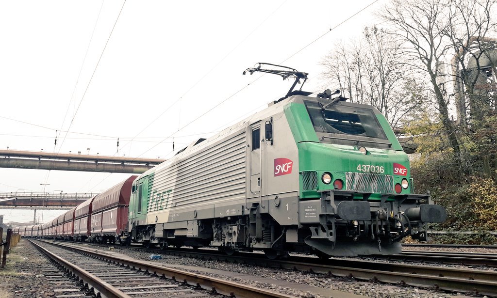 ConducteurFret's tweet photo. Me voilà prêt au départ.
La rame a subi un bon régime durant la nuit.
Elle est passée de 2700 tonnes à 850. Ça va être un peu plus facile à rouler.
#FretPower #TeamSNCF https://t.co/P6OeANqzfH