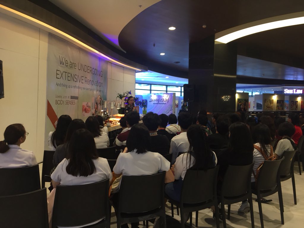 ustcfadsc's tweet photo. HAPPENING NOW: The selected painting students for the Likhang Sining: Exploring Filipino Culture in Modern Art have gathered at Robinson’s Galleria for the awarding ceremony. ❤️✨
#CFADActivate https://t.co/C2NQdirRUk