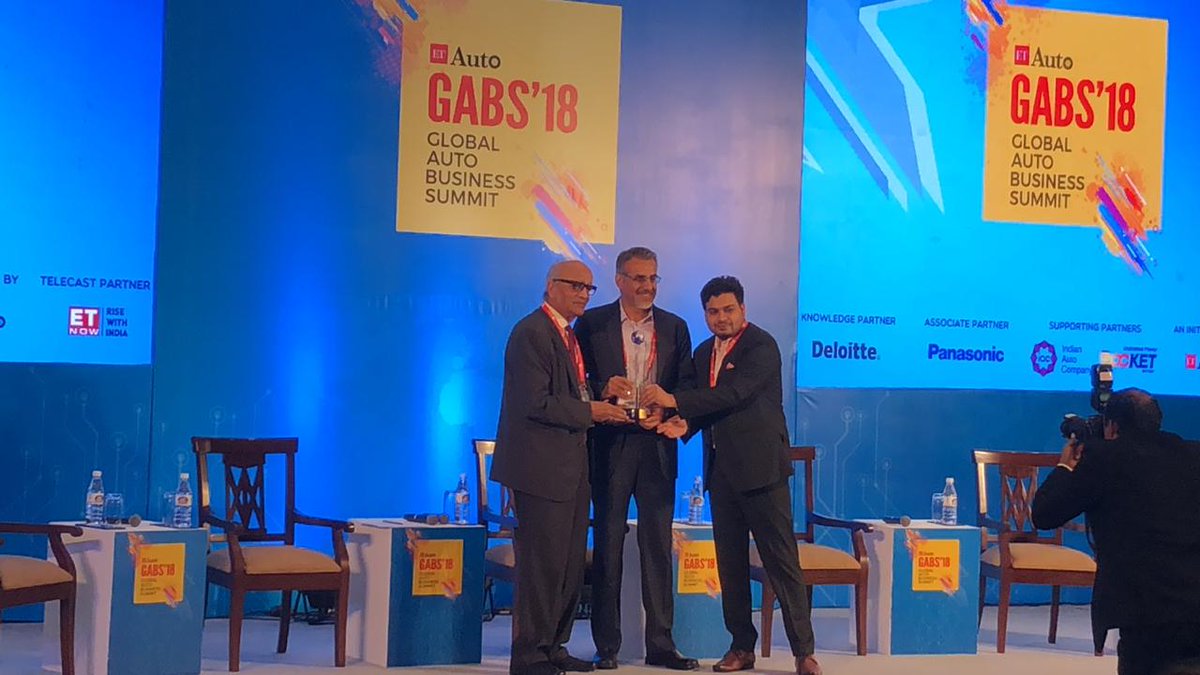 A proud moment for us at @SUN_mobility as our Co-Founder and Vice Chairman @MainiChetan receives the #InnovatorOfTheYear award at #ETAutoGABS today from RC Bhargava and @RealNabeelKhan for his contributions to the field of #EVs #BatterySwapping #FutureOfMobility @ETAuto