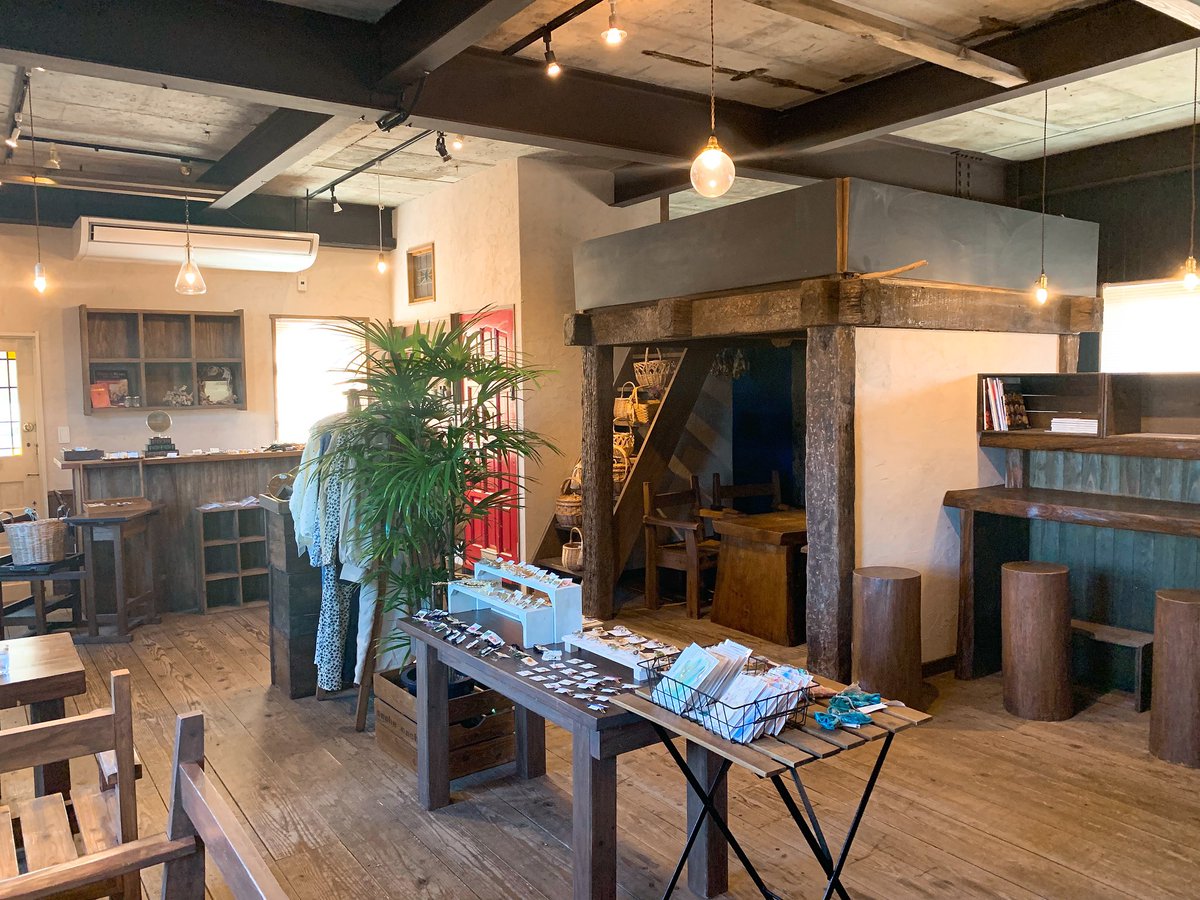 なかりほ 今日は気分転換に頴娃町から車で指宿の手前くらいまで行き カフェ カシュカシュ さんに行ってみた ヨーロッパ風な庭園を歩き中に入ると 木の温もりを感じるおしゃれ空間が 手作りのおいしいケーキとドリンクのセットは700円とリーズナブル