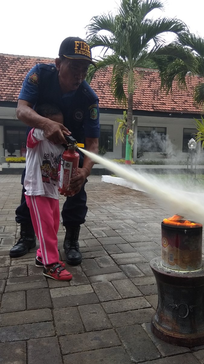 damkarbwi's tweet photo. Hari ini Kamis tanggal 29 November 2018 kedatangan dari PAUD Roudlotur Ridlo Desa Watukebo Kecamatan Blimbingsari. Dalam Rangka kegiatan Outdoor dengan tema AIR, API, dan UDARA https://t.co/IcmYhjY8qD