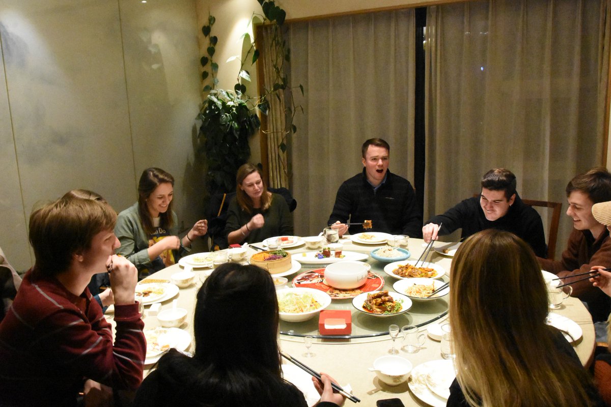 VisitLuoyang's tweet photo. As soon as we arrived in #Luoyang, we were welcomed by the most famous restaurant in Luoyang, Shui Xi Yuan( 水席园）, which is located in Jiudu Road, Xigong District. https://t.co/E3Psd8bKdn