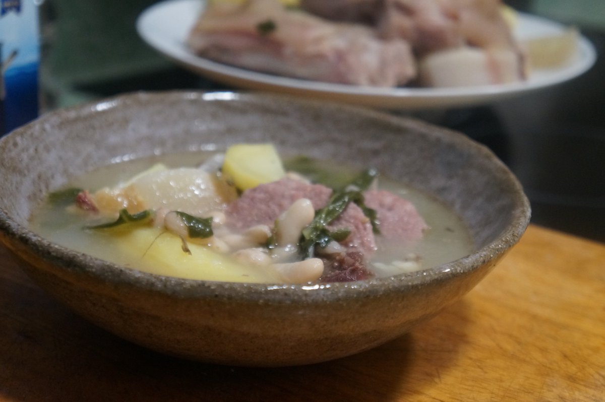 Ya que el frío se está dejando notar, aprovecho para presentaros este caldo de la abuela con un sabor intenso y marcado con carácter tradicional. Descubre cómo se hace esta #receta de antaño. bit.ly/CaldoNavidad_A…