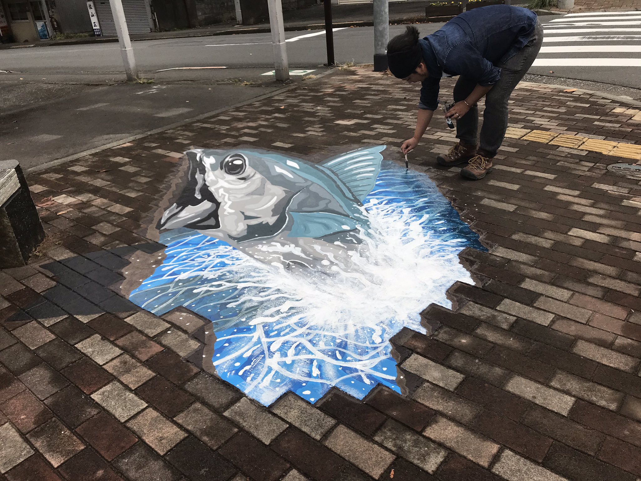 ট ইট র Atsu Tentoo 本日の作業終了 完成したトリックアートがこちらです 伊東市宇佐美の名産 ウズワ ソーダガツオ です 伊東に来られた際は是非 宇佐美にも立ち寄ってみてください 伊東市 だまし絵 トリックアート 宇佐美 イラスト