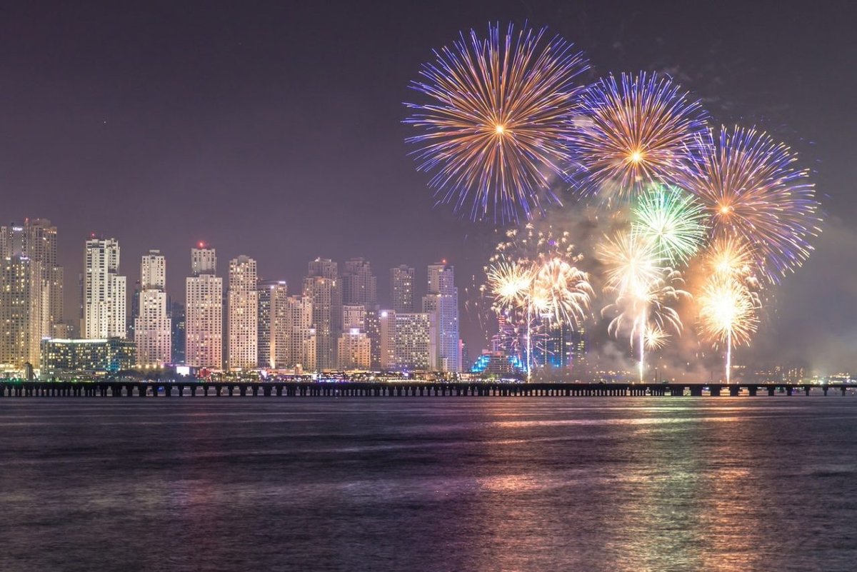 LuxuryHello's tweet photo. Best Ways To Spend #NationalDay Weekend In Dubai: https://t.co/qZ5e05CwAN  #Dubai Rugby Sevens #LaMer #Golf #DubaiGolf #Fireworks #MyDubai #DubaiWeekend https://t.co/P7dxwS30Et